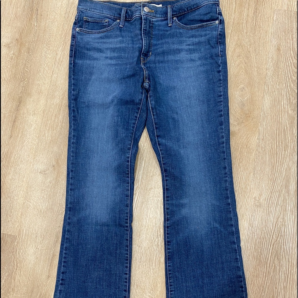 Brand New Jeans Women’s Levi 315 Shaping Bootcut size 34 fits like size 14